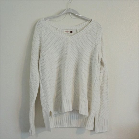 SO Sweaters - White V-Neck Sweater with some silver sparkle
